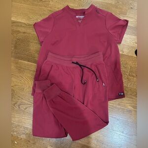 Grey’s Anatomy braco maple red scrub set. Jogger and oversize top.